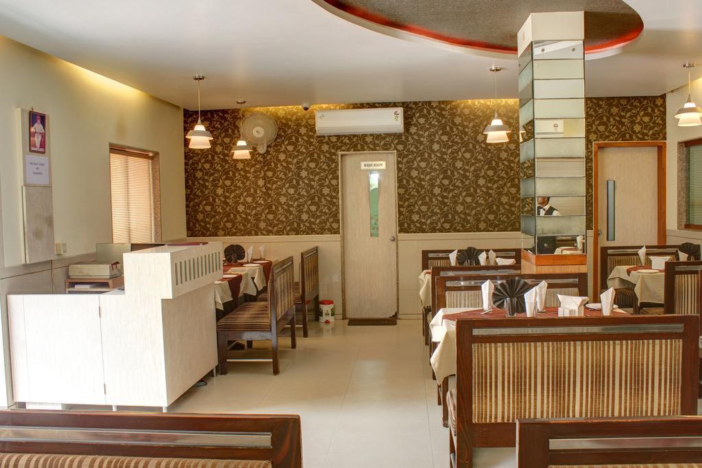 Hotel Corona Bharuch Dış mekan fotoğraf