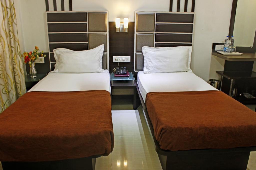 Hotel Corona Bharuch Dış mekan fotoğraf