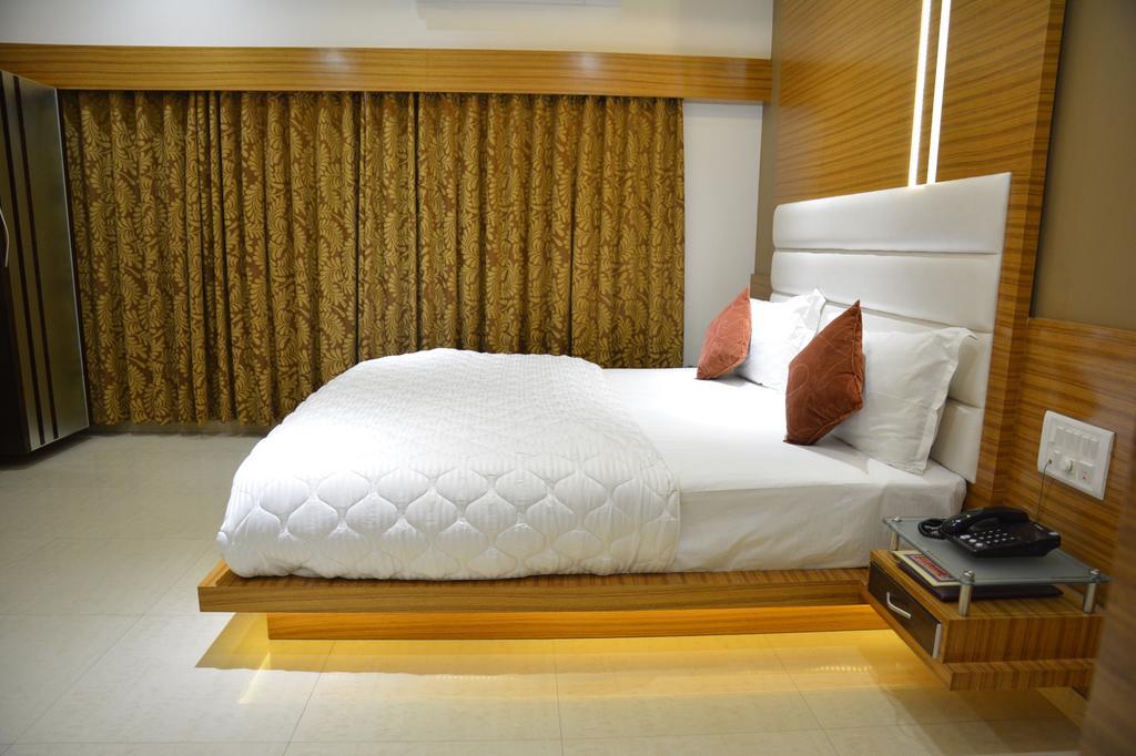 Hotel Corona Bharuch Oda fotoğraf