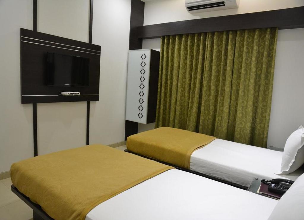 Hotel Corona Bharuch Oda fotoğraf
