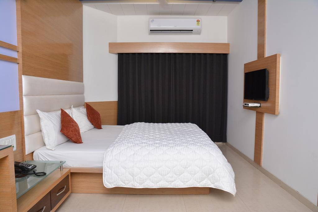 Hotel Corona Bharuch Oda fotoğraf