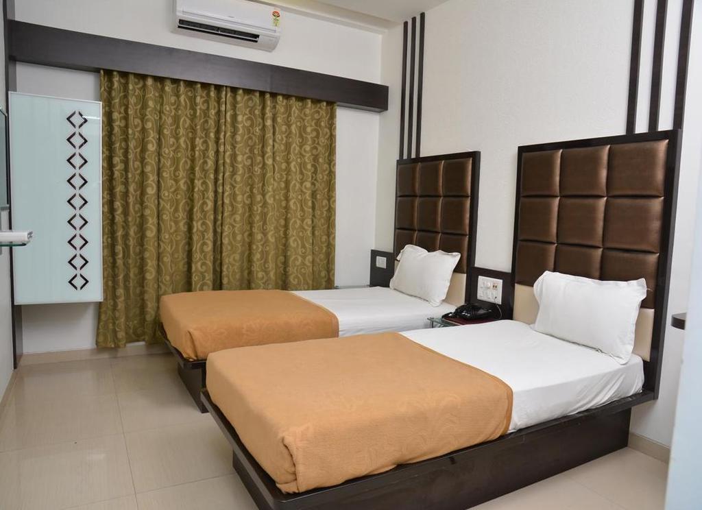 Hotel Corona Bharuch Oda fotoğraf