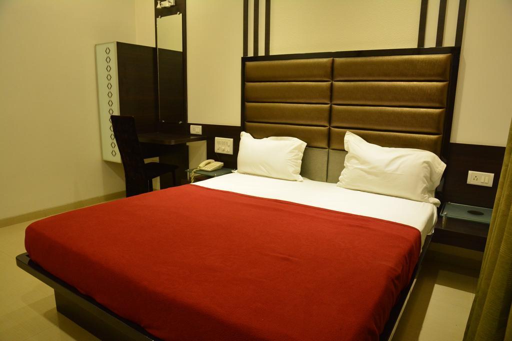 Hotel Corona Bharuch Oda fotoğraf